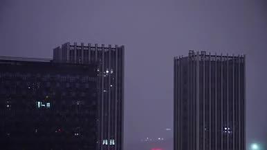 4k实拍城市夜晚打雷闪电下雨视频的预览图